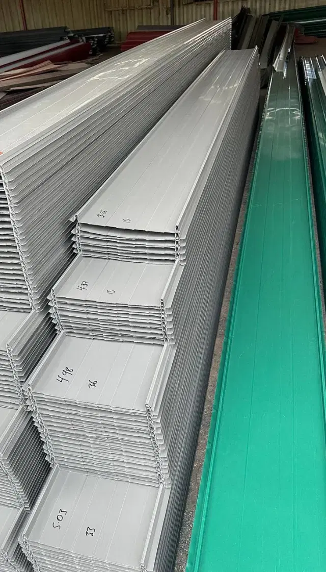 Self lock Aluzinc roofing sheet with interlocking flat panels - matte black, ocean blue, green and red options